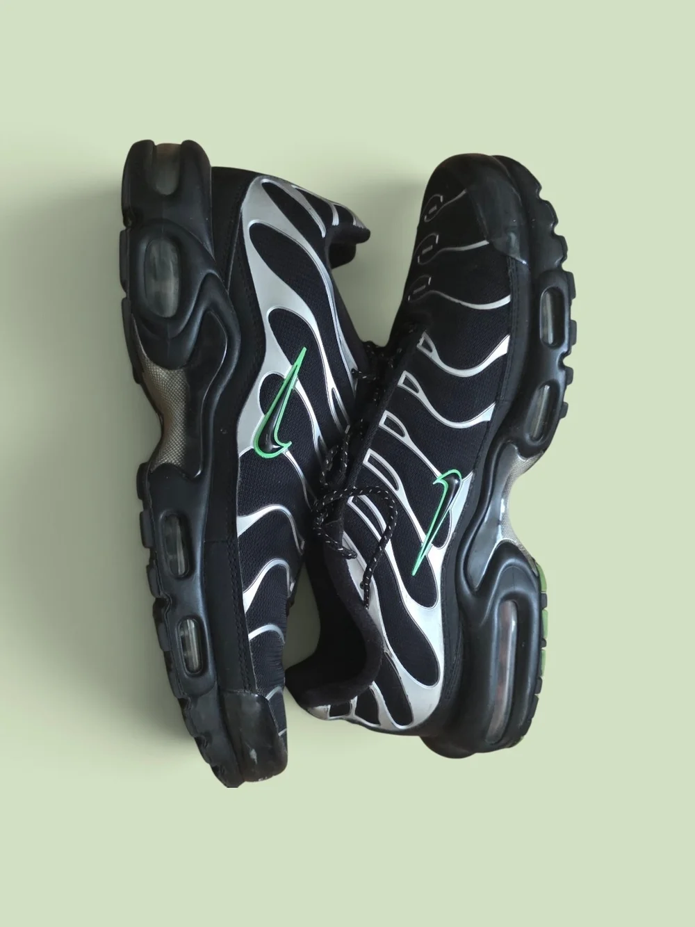 Men's Black Athletic Lace-Up Sneakers